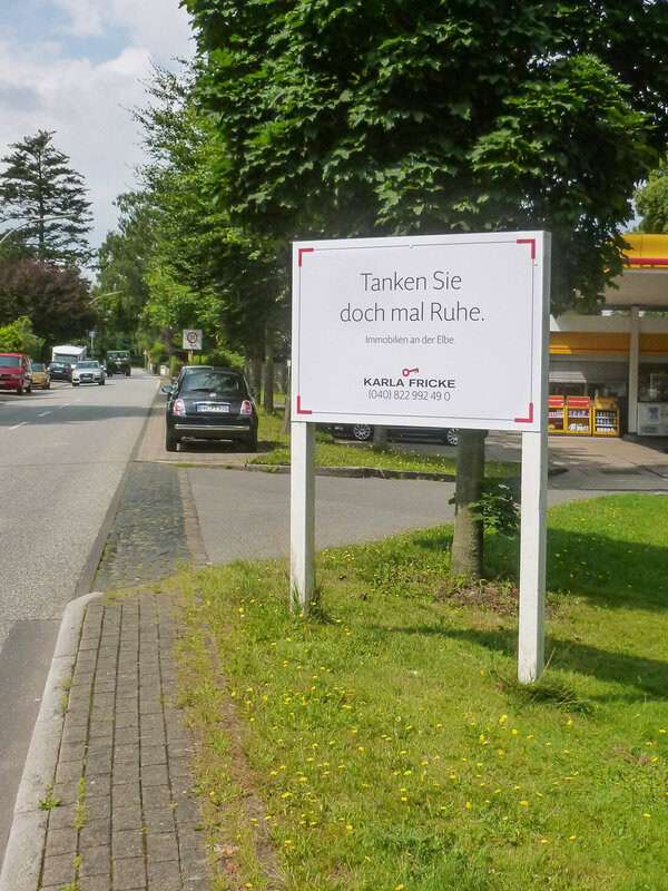Bauschilder als Hinweis für einen Neubau an der Hamburger Alster. Aludibondplatten mit Digitaldruck als Bauschild und einer Unterkonstruktion aus weiß lackiertem Holz