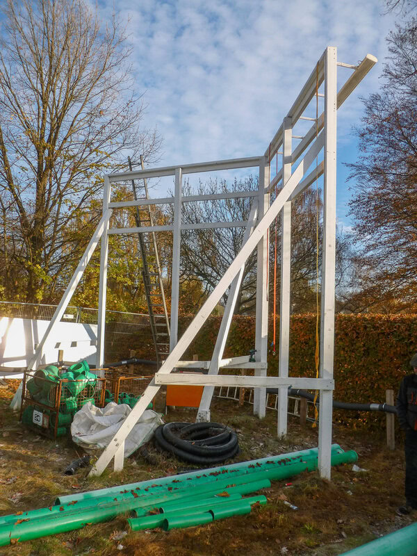 Bauschilder als Hinweis für einen Neubau an der Hamburger Alster. Aludibondplatten mit Digitaldruck als Bauschild und einer Unterkonstruktion aus weiß lackiertem Holz