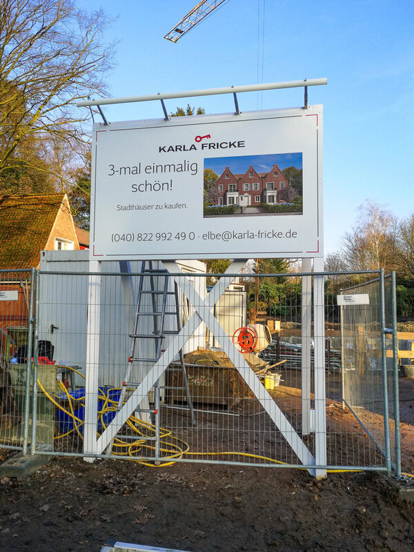 Bauschilder als Hinweis für einen Neubau an der Hamburger Alster. Aludibondplatten mit Digitaldruck als Bauschild und einer Unterkonstruktion aus weiß lackiertem Holz