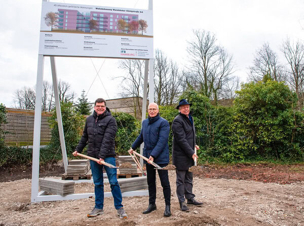 Bauschilder als Hinweis für einen Neubau für Wohnungen und gewerbeflächen. Aludibondplatten mit Digitaldruck als Bauschild und einer Unterkonstruktion aus weiß lackiertem Holz
