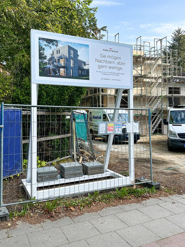 Bauschilder als Hinweis für einen Neubau an der Hamburger Alster. Aludibondplatten mit Digitaldruck als Bauschild und einer Unterkonstruktion aus weiß lackiertem Holz