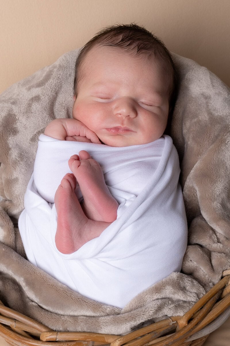 photographe naissance bébé emmailloté Craponne