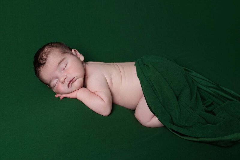 photographe naissance bébé Brindas fond vert