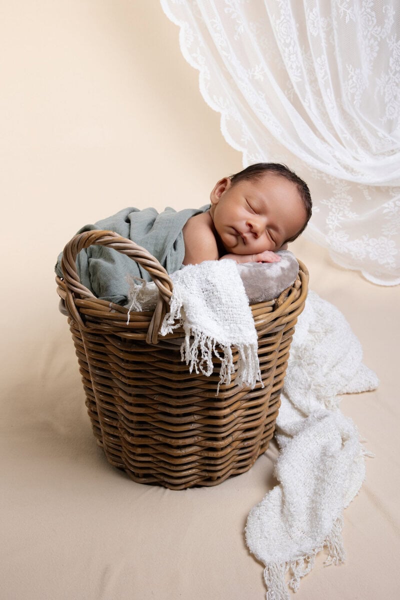 photographe naissance Vaugneray fond beige rideau dentelle