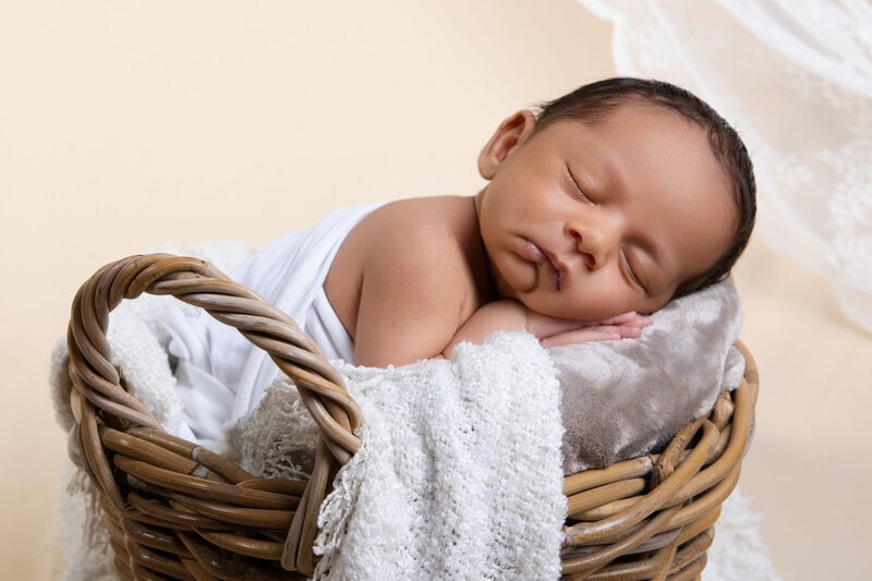 photographe naissance Lyon fond studio beige
