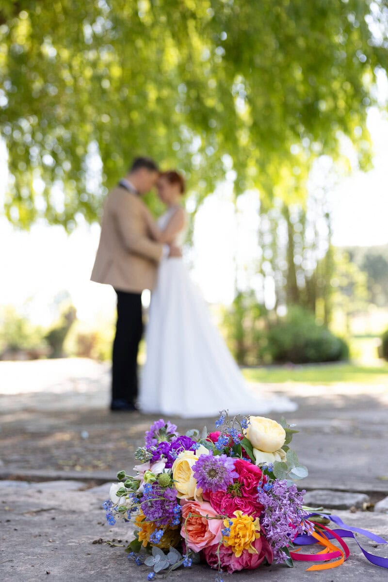 photographe mariage beaujolais couple et bouquet de la mariée