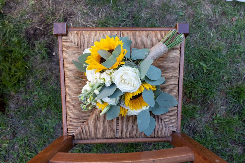 photographe mariage Yzeron bouquet tournesol
