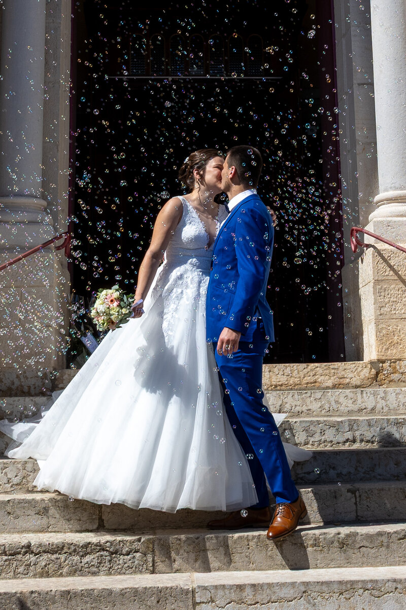 photographe mariage grézieu la varenne sortie église bulle