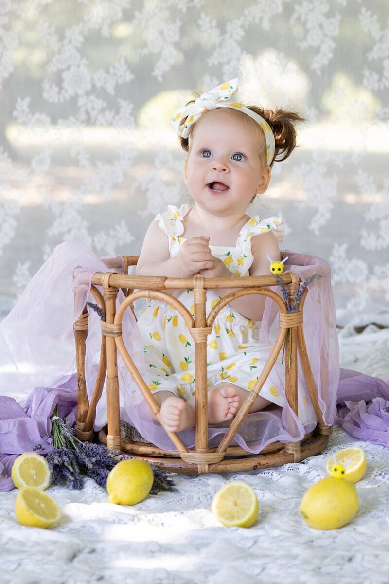 photographe famille enfants Brindas bébé dans un panier lavande et citron