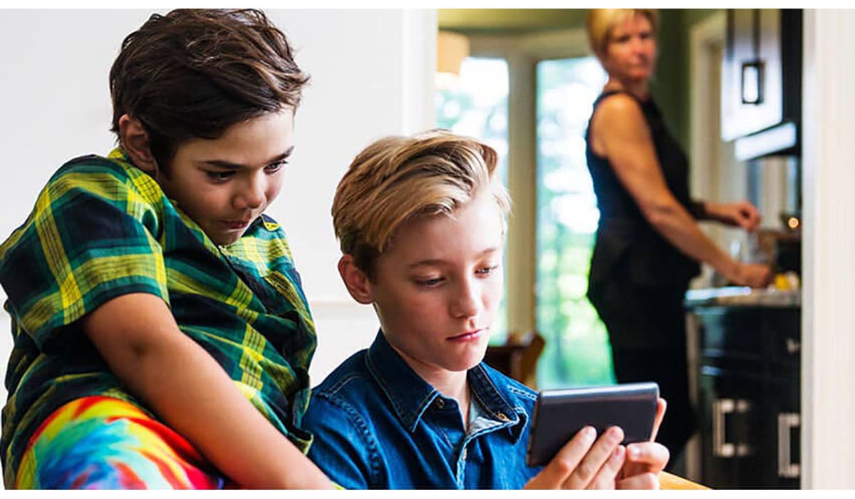 Parent Looking Concerned At Children Watching Phone Screen A Lot Gatewayextension