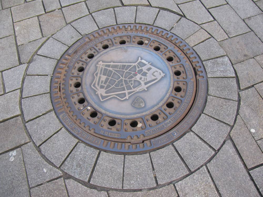 Manhole cover with a plan of old town part of Oldenburg, Germany. Photo: Anaconda74, public domain, Mediawiki Commons.