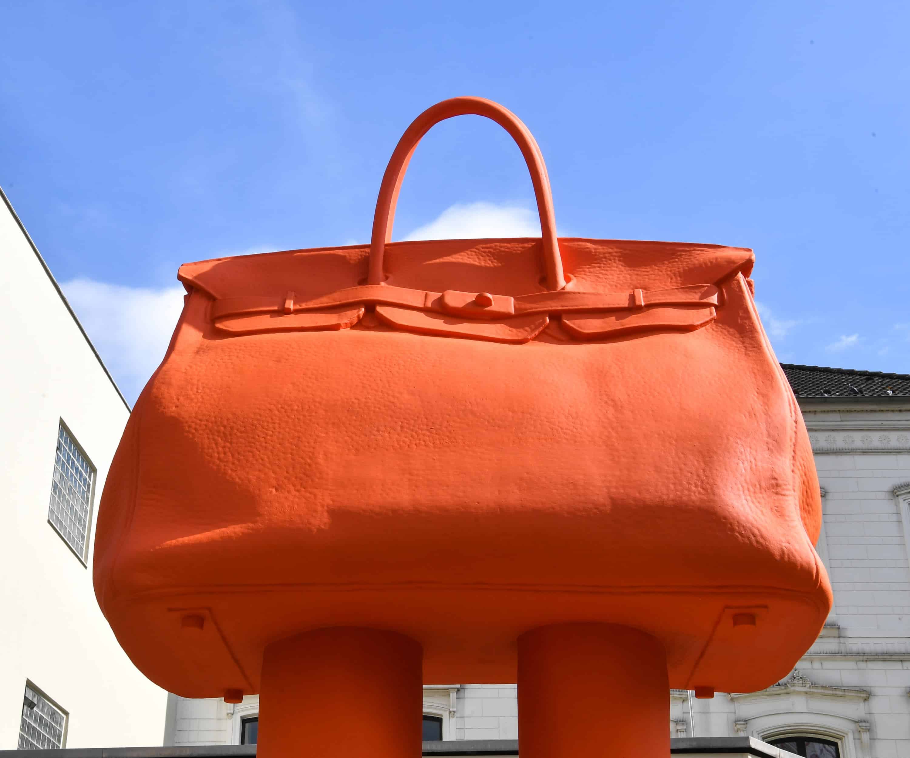 © Erwin Wurm VG Bild-Kunst Bonn, 2022, Foto: Daniel Biskup | Erwin Wurm: Handtaschen-Skulptur „Walking Bag“, Bonn