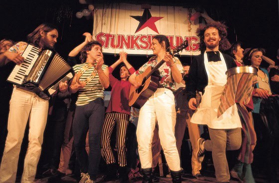 1984 – „Die Stunksitzung“ wird aus der Taufe gehoben | Foto: Manfred Linke / laif