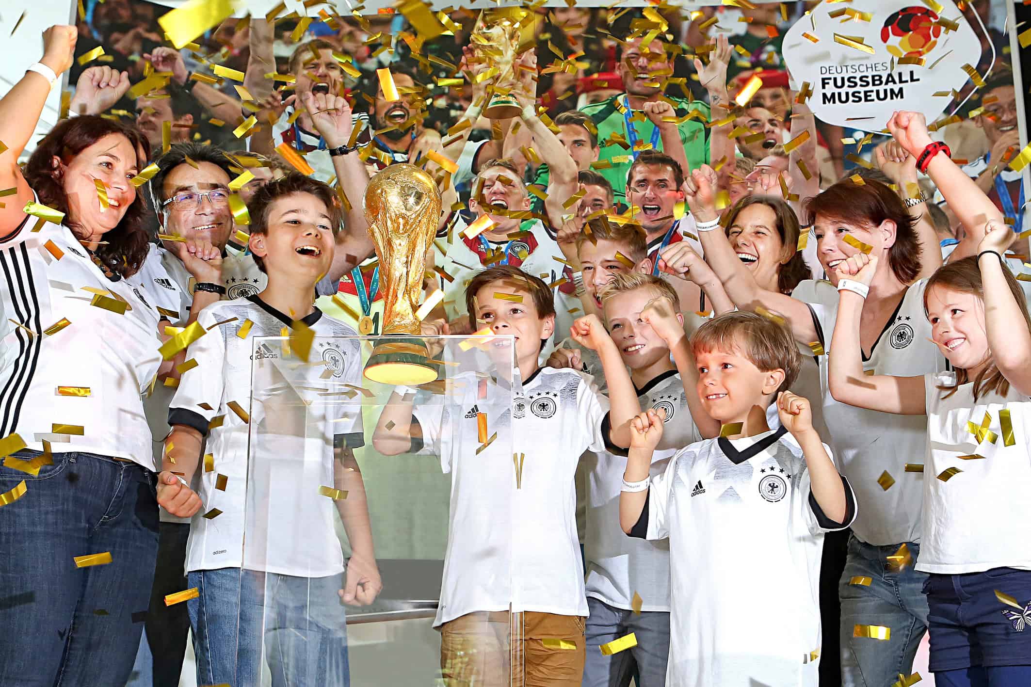 Ferienaktion: Siegerehrung mit WM-Pokal | © DFM/Kobow
