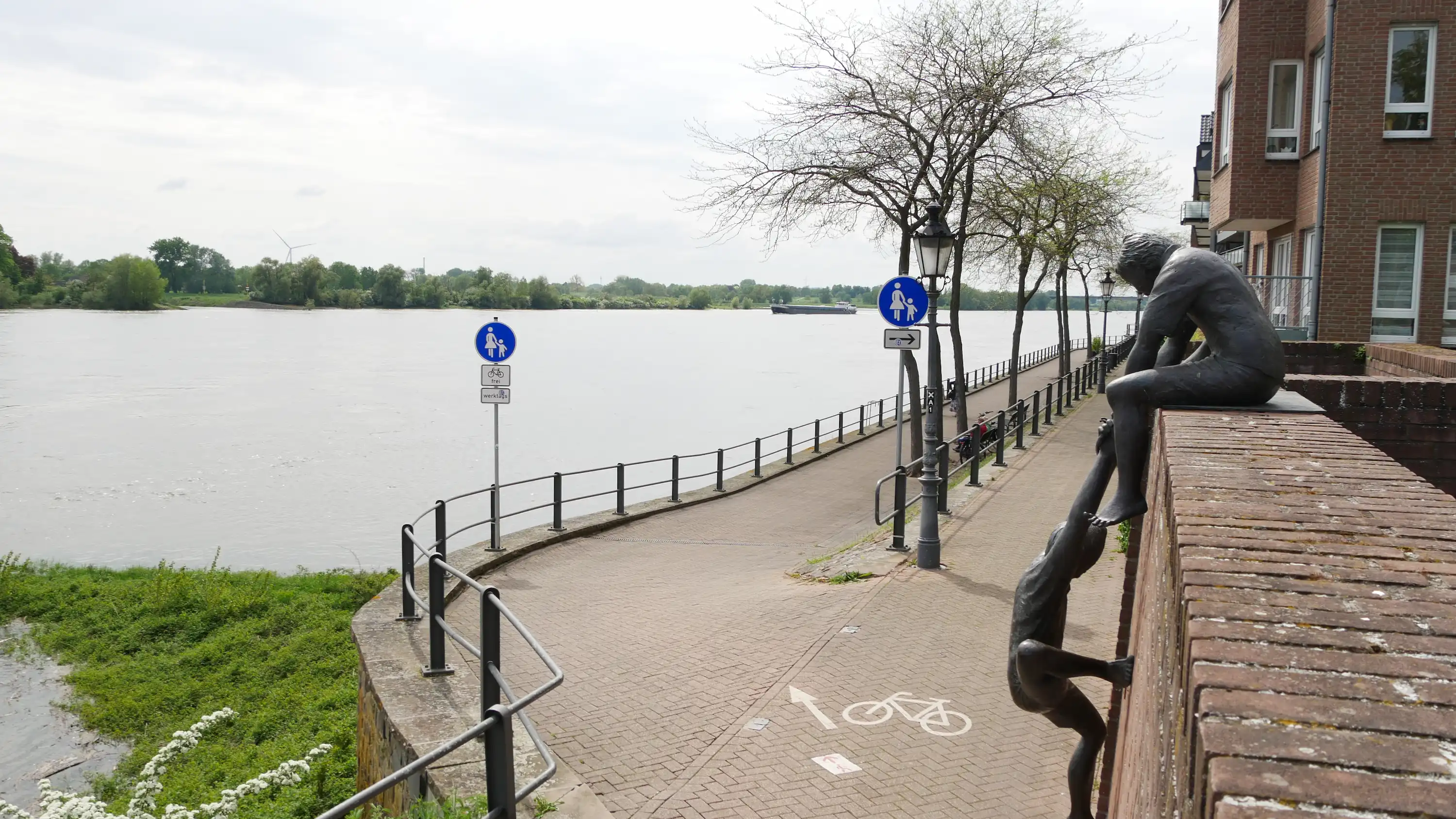 Skulptur „Freundschaft verbindet“ von Jürgen Ebert am Hanse-Radweg in Rees | Foto: Maximilian Hulisz, Jens Nieweg