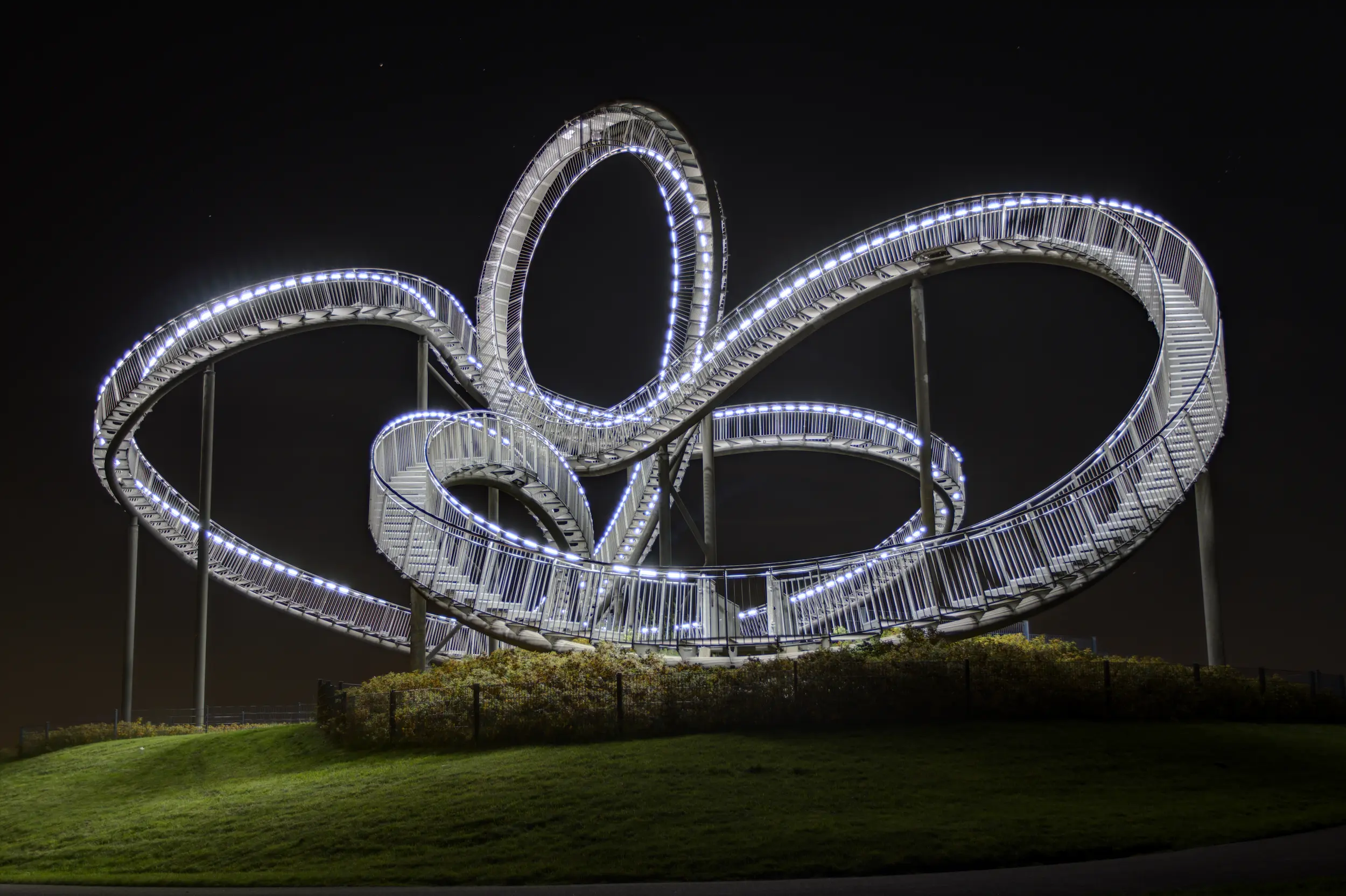 „Tiger & Turtle: Magic Mountain“, Skulptur von Heike Mutter und Ulrich Genth im Duisburger Angerpark | Foto: Lothar Hakelberg