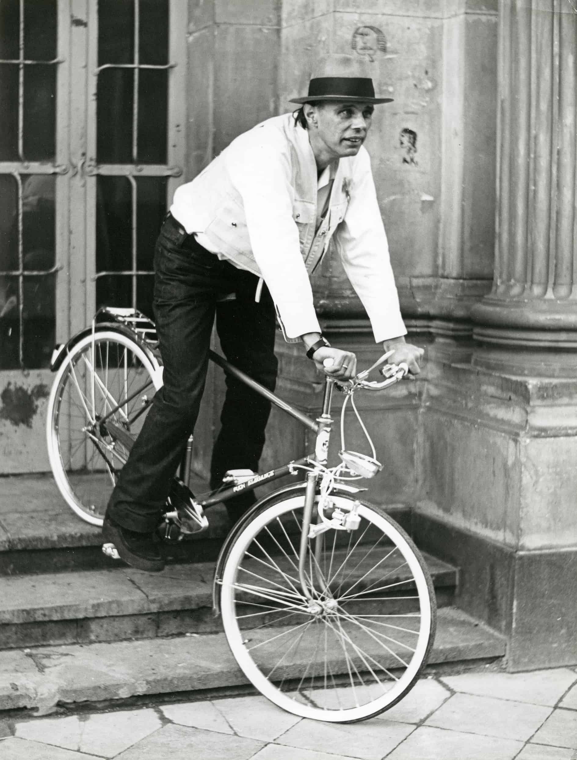 1. Beuys auf Fahrrad © Hans Lachmann, Archiv der Evangelischen Kirche im Rheinland