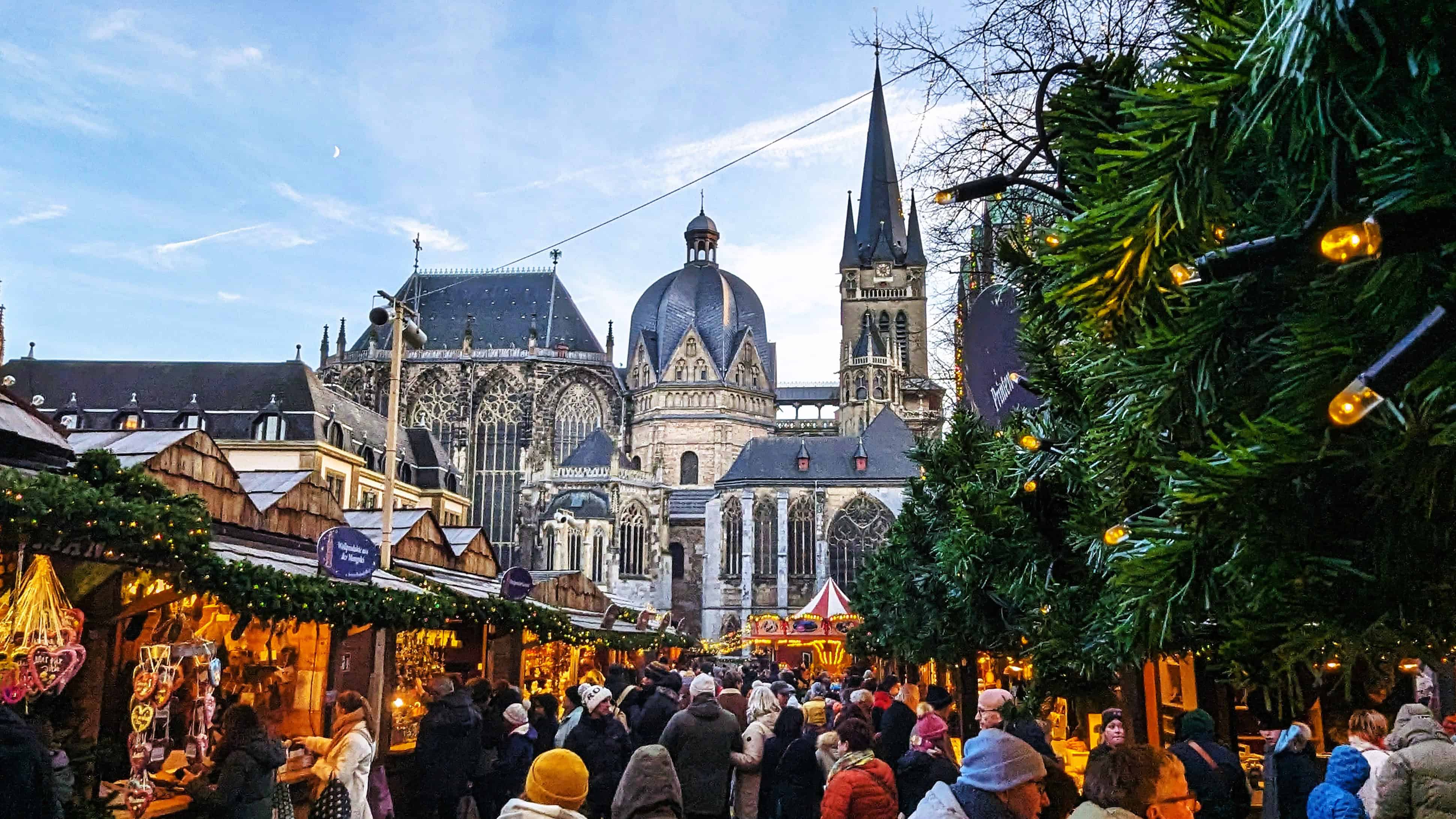 Aachener Weihnachtsmarkt mit dem Dom im Hintergrund | Foto: Maximilian Hulisz