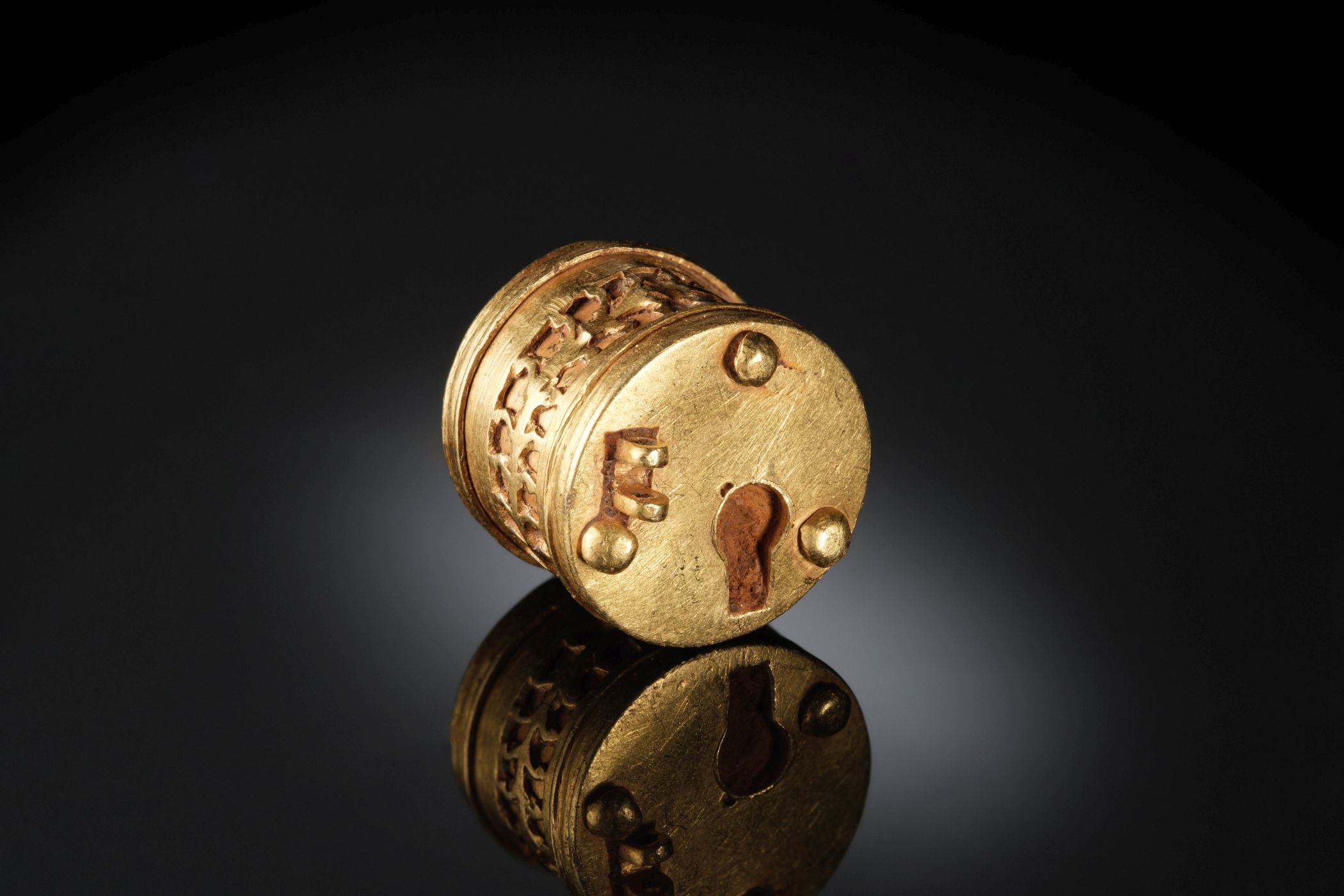 Das aus Gold und Eisen äußerst filigran gearbeitete Dosenschloss misst nur 1,1 cm x 1,2 cm und muss von einem hochspezialisierten Kunsthandwerker/ Schlosser im provinzialrömischen Gebiet gefertigt worden sein. Foto: LWL /S. Brentführer