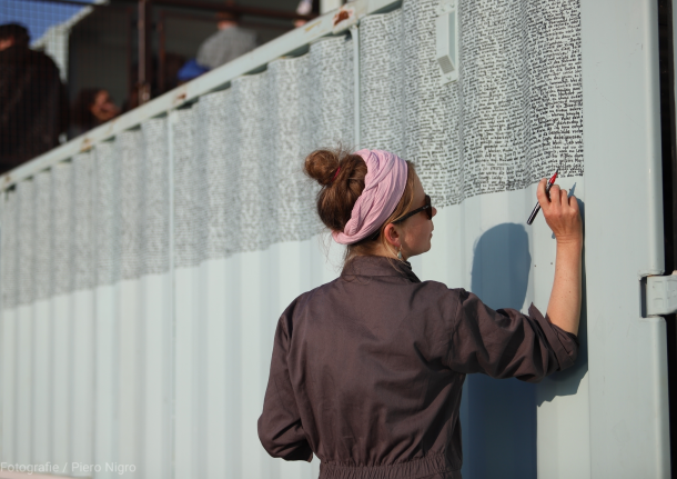 Vera Vorneweg verziert den Stadtraum mit ihrer Poesie. Foto: Piero Nigro