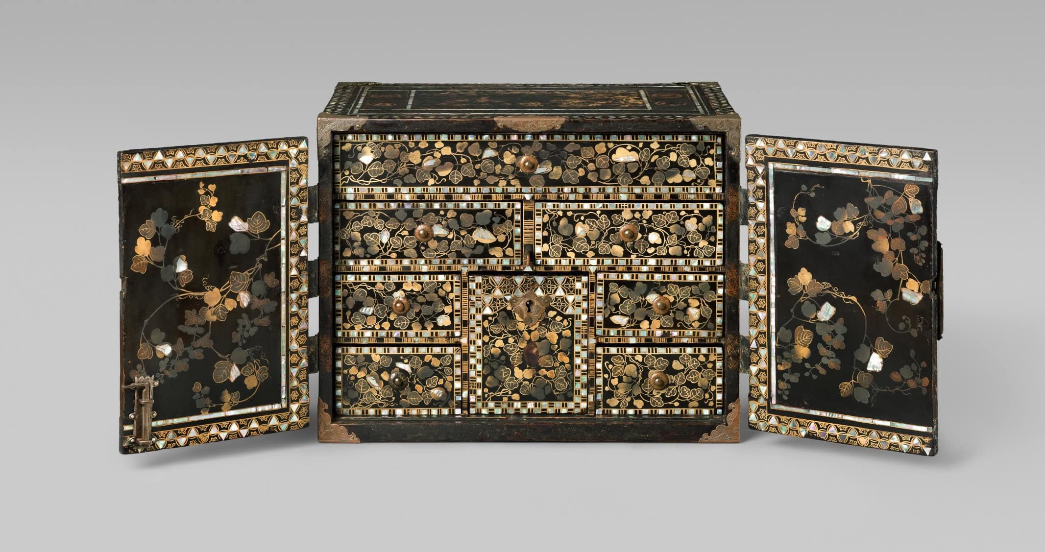 Kabinett, gestreuter und eingelegter Dekor, Japan, um 1620, LWL-Museum für Kunst und Kultur, Münster | Foto: Tomasz Samek