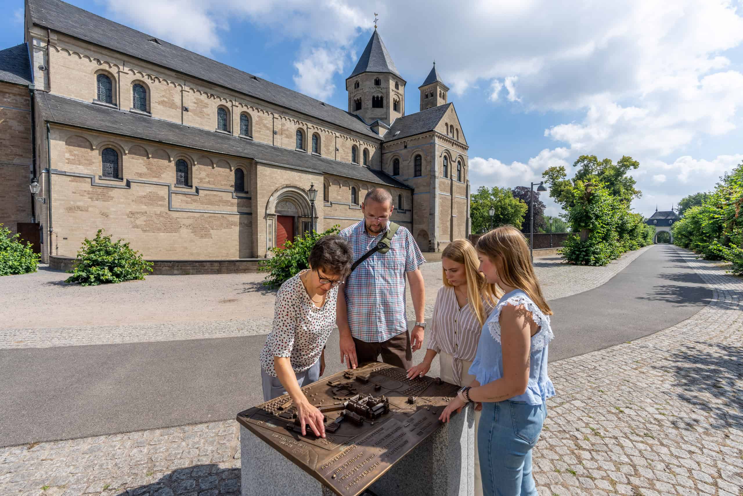 Klosterkirche Knechtsteden, im Vordergrund Modell der mittelalterlichen Klosteranlage | Foto: Patrick Gawandtka