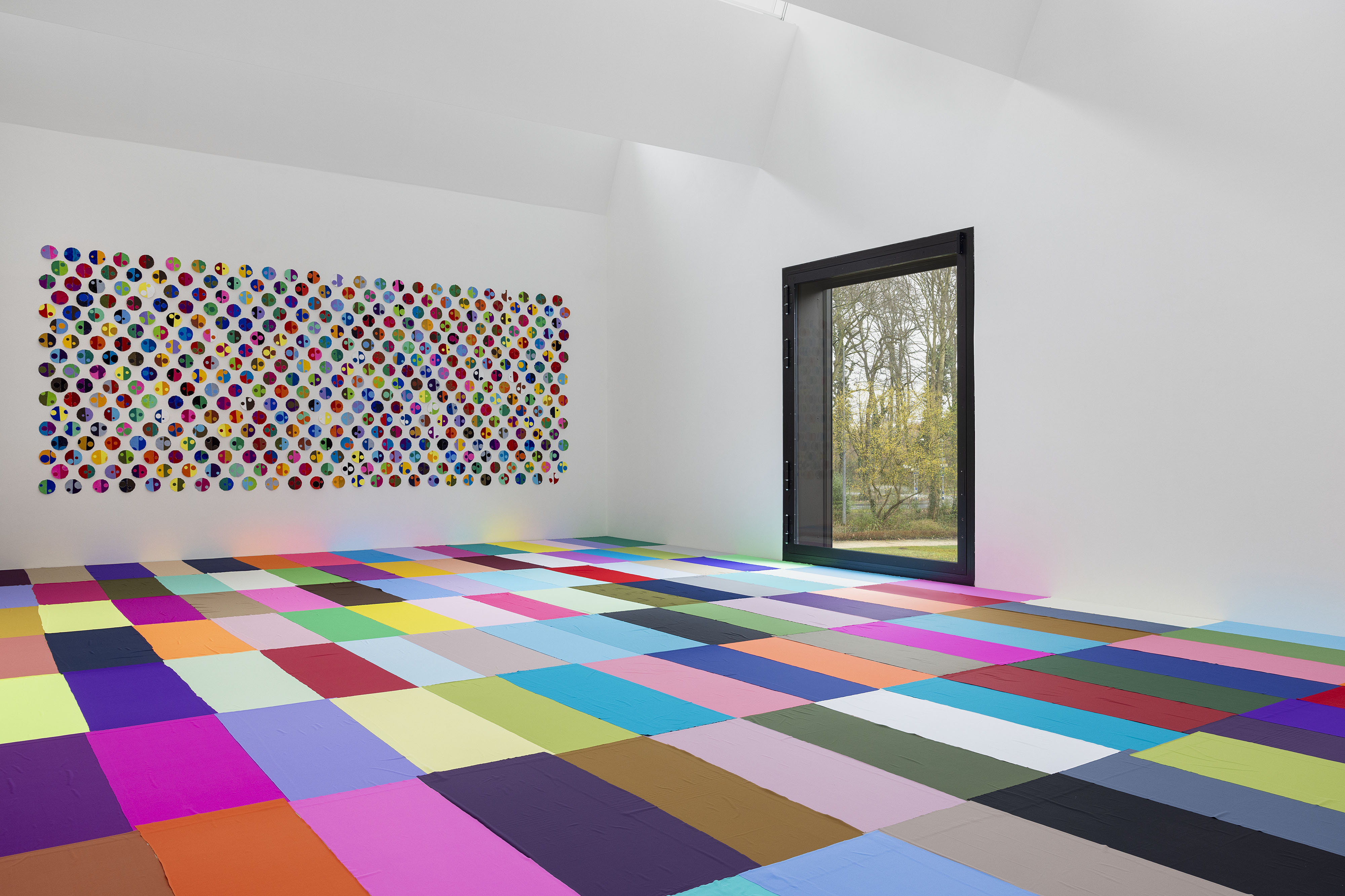 Ausstellungsansicht "Color Everywhere" – Installation Polly Apfelbaum / Foto: Philipp Ottendörfer© Josef Albers Museum Quadrat Bottrop