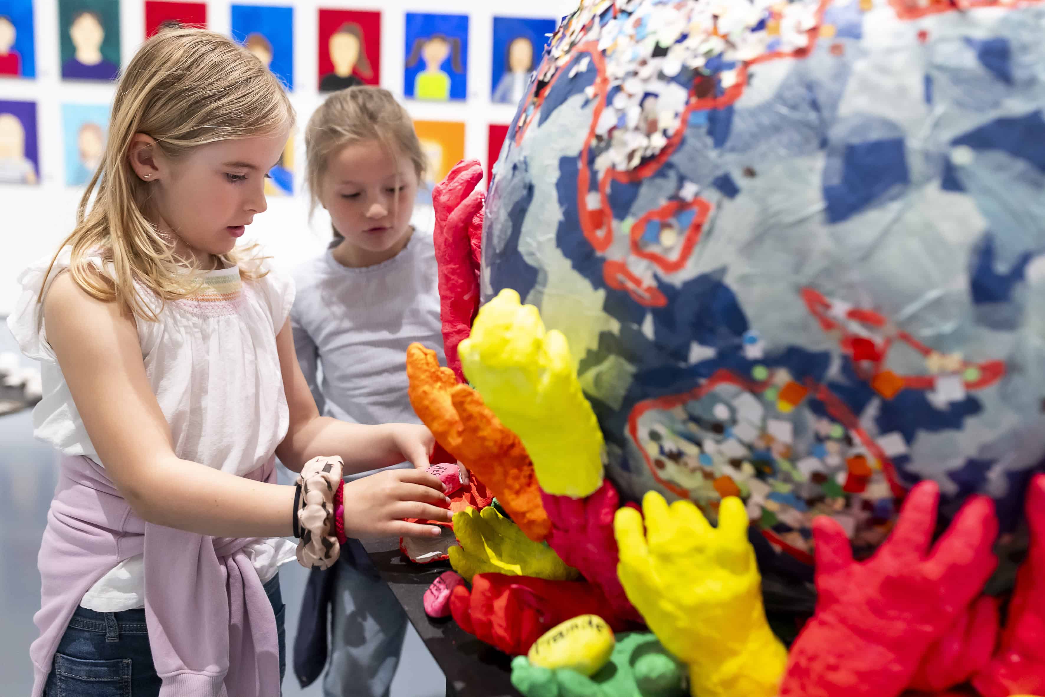 Ausstellung „Die Kleine. Zusammen sind wir stark!“, Kunstpalast, Düsseldorf – Schüler*innen der Brüder Grimm Schule, Klasse 4b | Foto: Anne Orthen