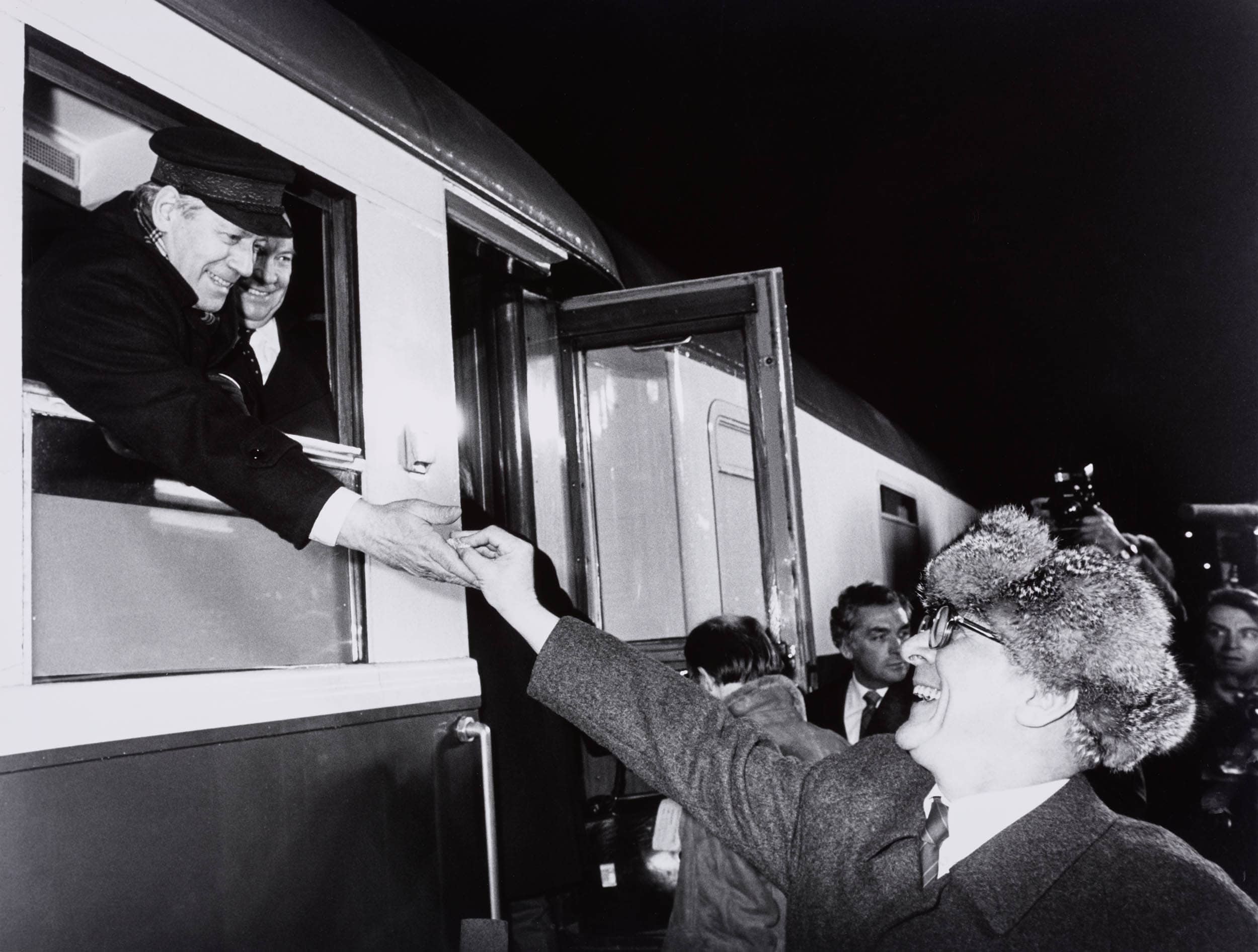 Josef Heinrich Darchinger: Erich Honecker reicht Helmut Schmidt ein Hustenbonbon, Bahnhof Güstrow, 13. Dezember 1981 | © J.H. Darchinger/Friedrich-Ebert-Stiftung