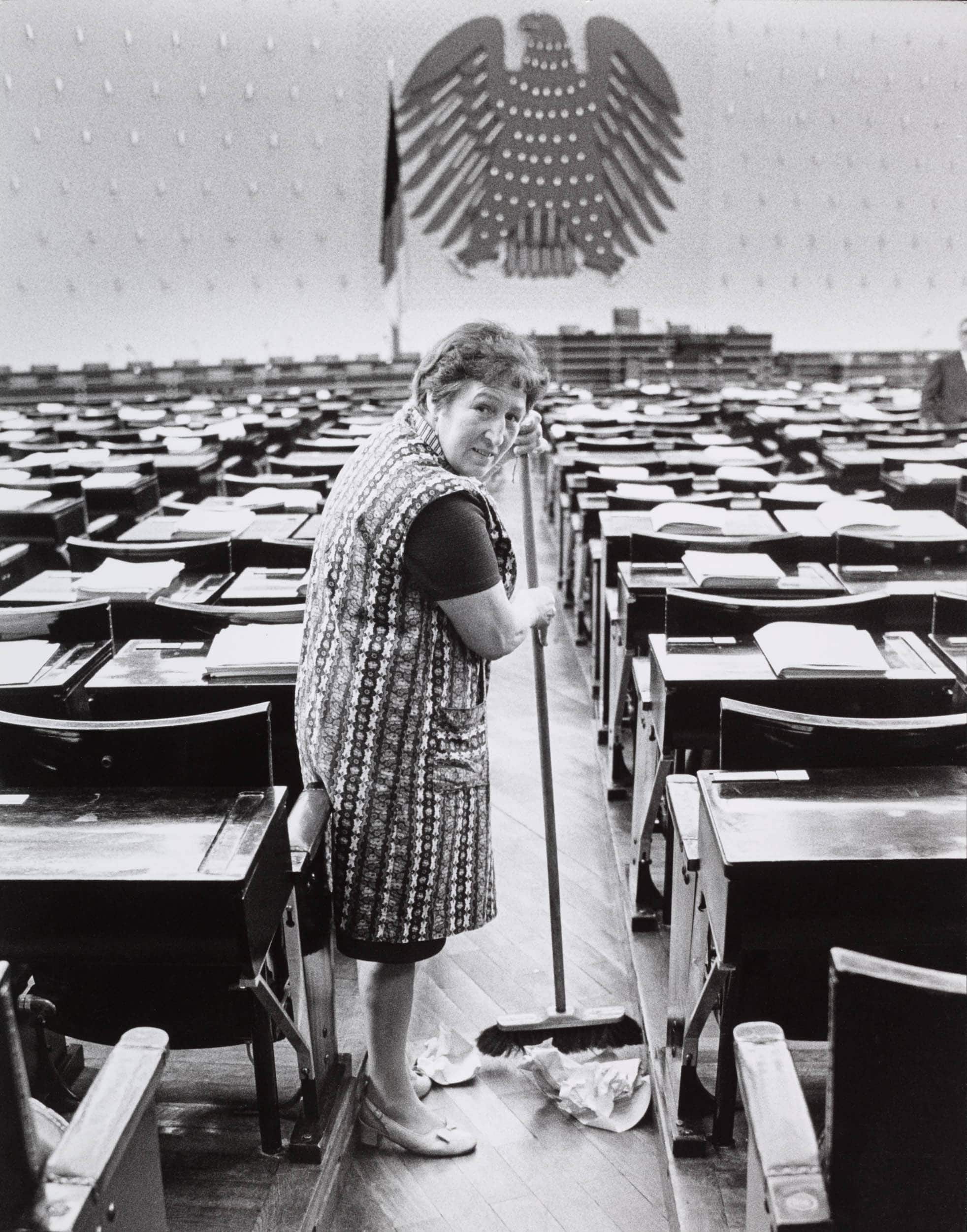 Josef Heinrich Darchinger: Raumpflegerin im Plenarsaal des Deutschen Bundestages, 17. Juni 1971 | © J.H. Darchinger/Friedrich-Ebert-Stiftung			