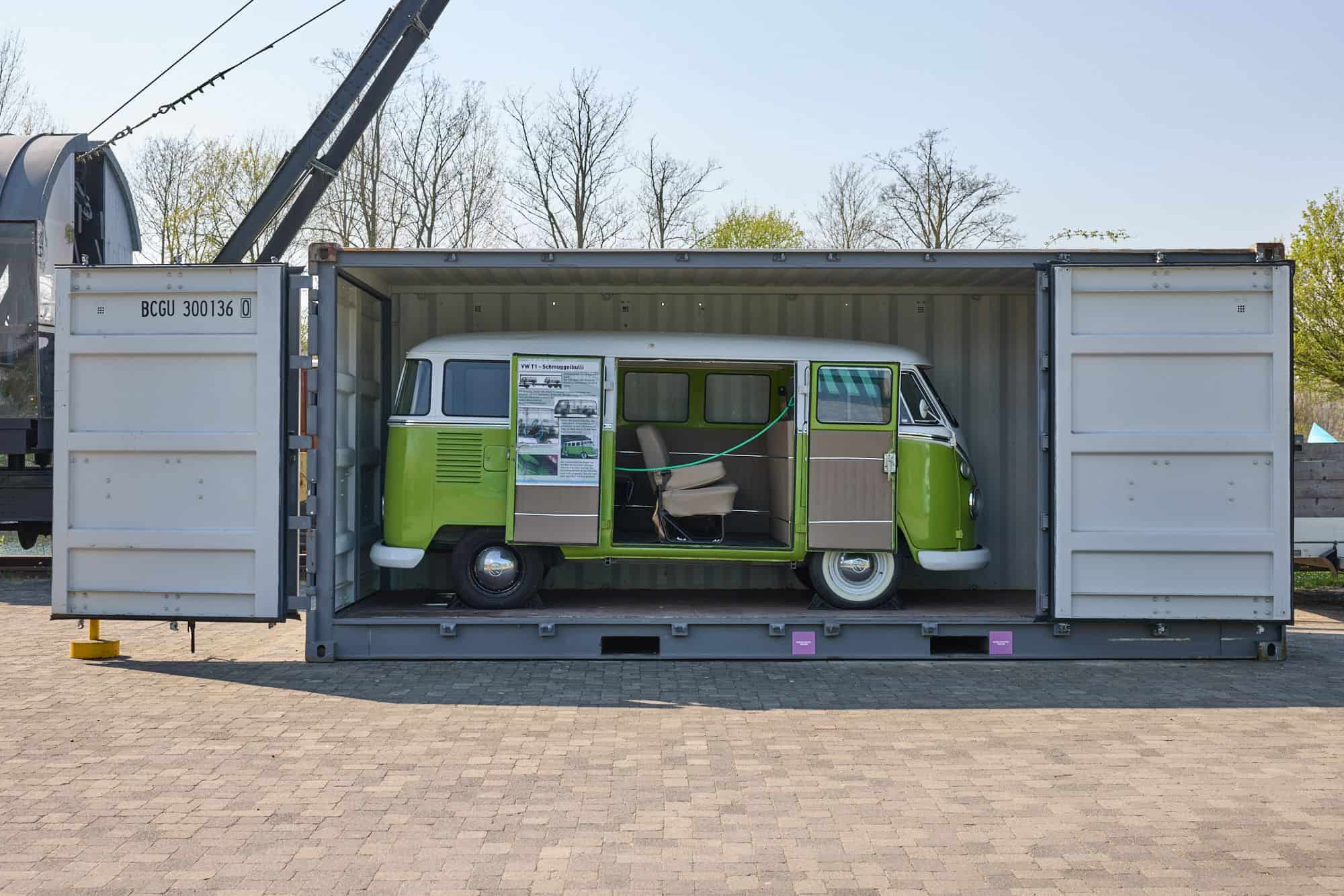 In einem Hohlraum unter der hinteren Sitzbank dieses VW-Busses sollten 100 Kilogramm Kokain nach Deutschland gebracht werden. Im Hamburger Hafen flog Schmuggel auf. Heute ist der Bulli im Besitz des Deutschen Zollmuseums in Hamburg | Foto: LWL / Julia Gehrmann