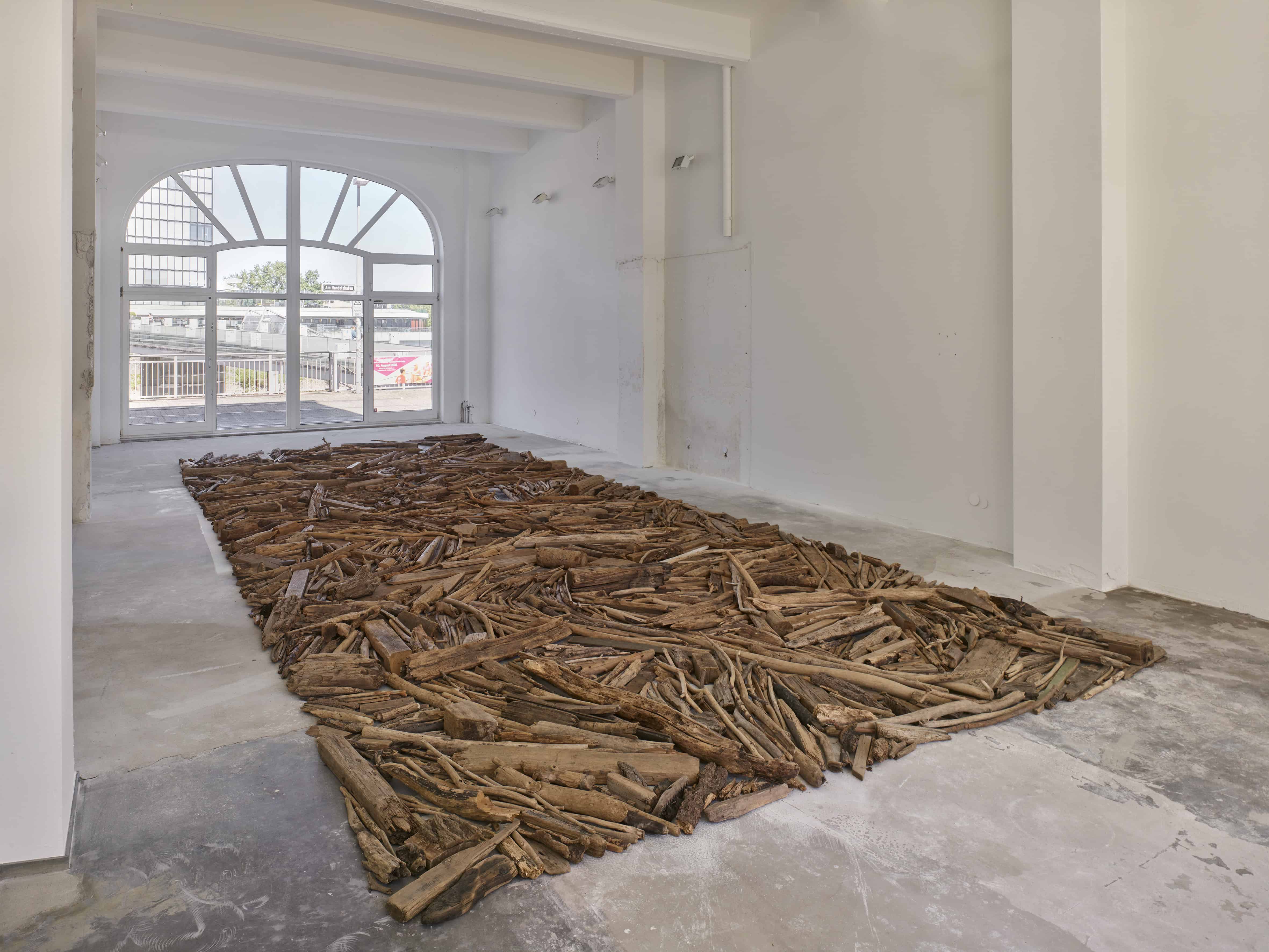 Richard Long: „Rhine Driftwood“, Ausstellungsansicht Kaistraße 14a, Düsseldorf | Foto: Achim Kukulies, Monika Schnetkamp Collection