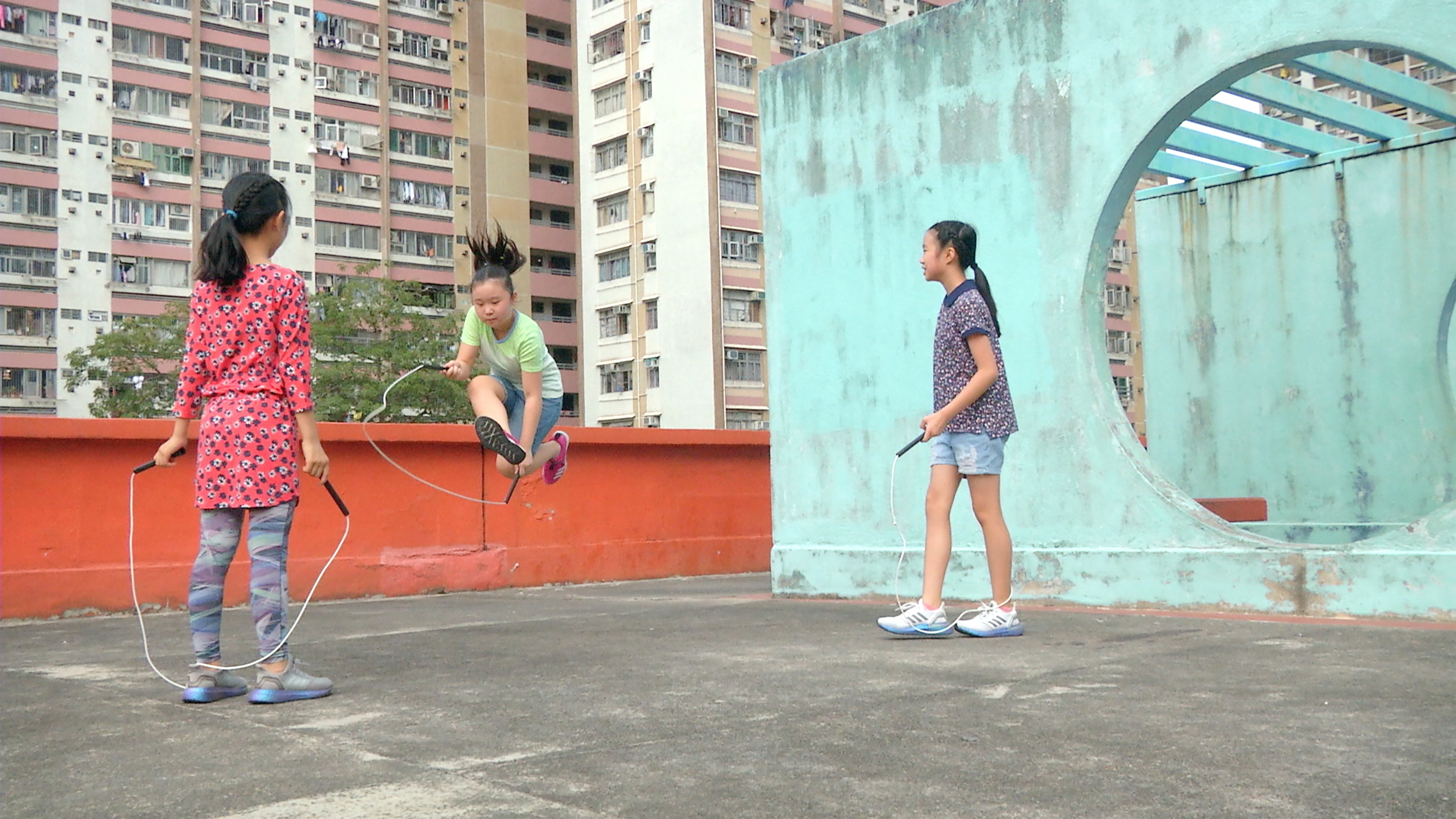 Francis Alÿs Children’s Game #22 Jump Rope Hongkong, China, 2020, 5:28 min. In Zusammenarbeit mit Rafael Ortega, Julien Devaux, Félix Blume und Tai Kwun Contemporary © Francis Alÿs