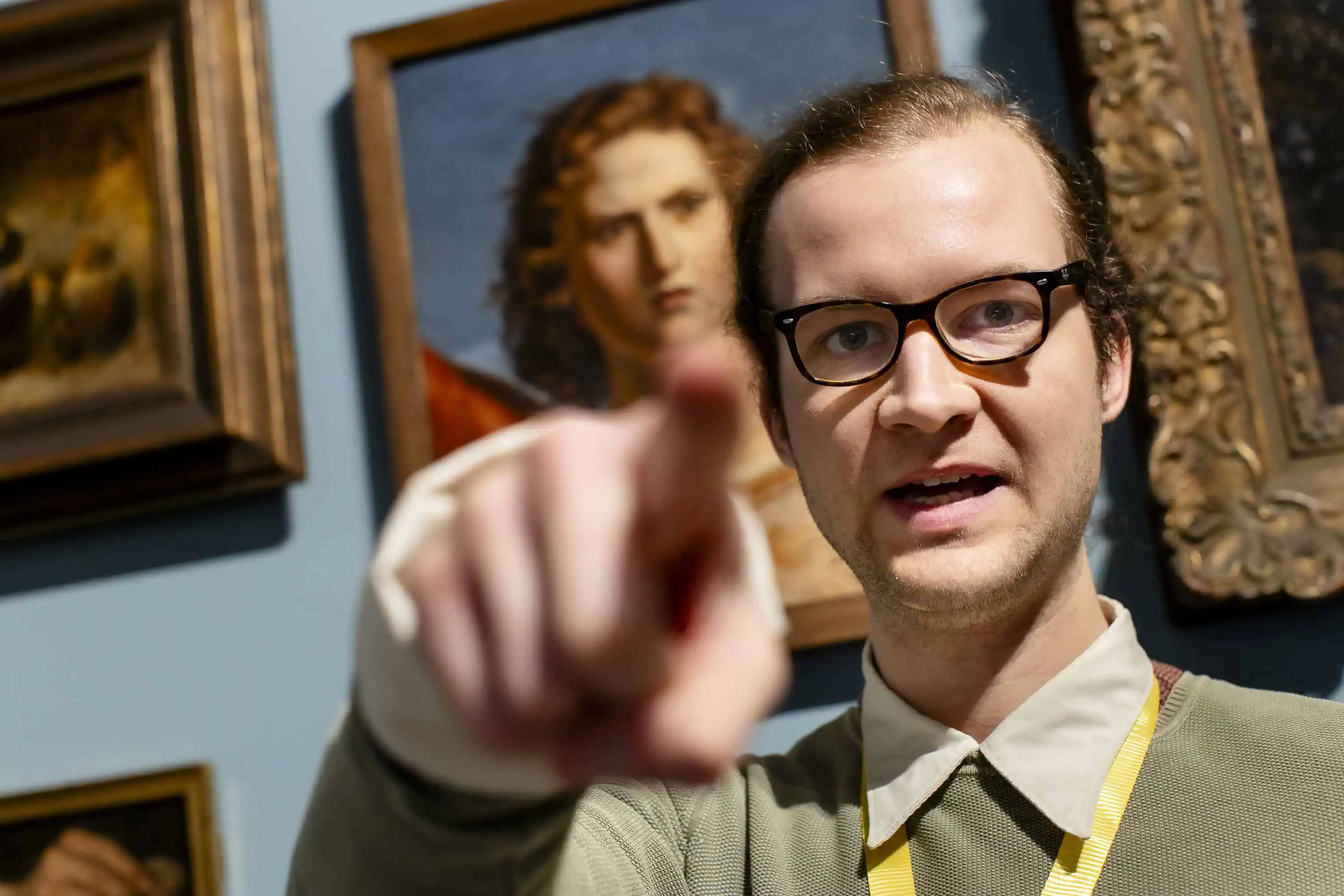 Der Düsseldorfer Künstler Carl Brandi gibt im Kunstpalast den „Grumpy Guide“ | Foto: Anne Orthen