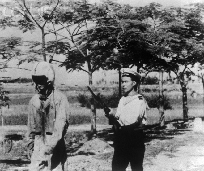 Tháng 8/1964, Hà Nội, miền Bắc Việt Nam - Hình ảnh từ một bộ phim tài liệu Nhật Bản, do một nhà quay phim người Nhật vô tình có mặt tại hiện trường, cho thấy khoảnh khắc Trung úy không quân Everett Alvarez (trái), bị bắt giữ bởi một thủy thủ Bắc Việt. Alvarez, một phi công Hoa Kỳ, đã bị bắn hạ trong cuộc tấn công của quân đội Hoa Kỳ vào các cơ sở đóng tàu của Bắc Việt Nam - Hình ảnh của Bettmann/CORBIS
