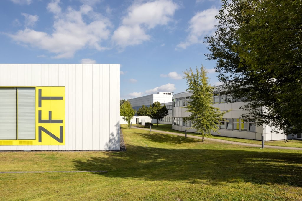 Thema Zusammenarbeit: Bilder von den Startups, Mitarbeiterinnen und Mitarbeitern an den unterschiedlichen Digital Hubs in Deutschland, fotografiert für de:hub, die Digital Hub Initiative des BMWK Bundesministerium für Wirtschaft und Klimaschutz.