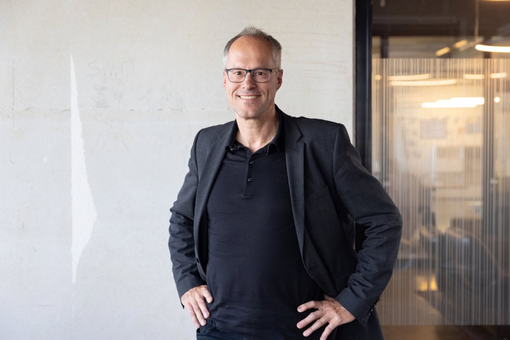 Thema Zusammenarbeit: Bilder von den Startups, Mitarbeiterinnen und Mitarbeitern an den unterschiedlichen Digital Hubs in Deutschland, fotografiert für de:hub, die Digital Hub Initiative des BMWK Bundesministerium für Wirtschaft und Klimaschutz.