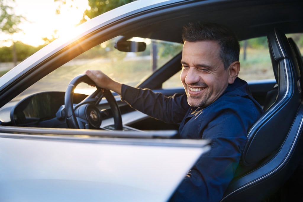 Raphael Gielgen, Zukunftsforscher und Trendscout bei Vitra, mit Porsches Mission-E Prototyp