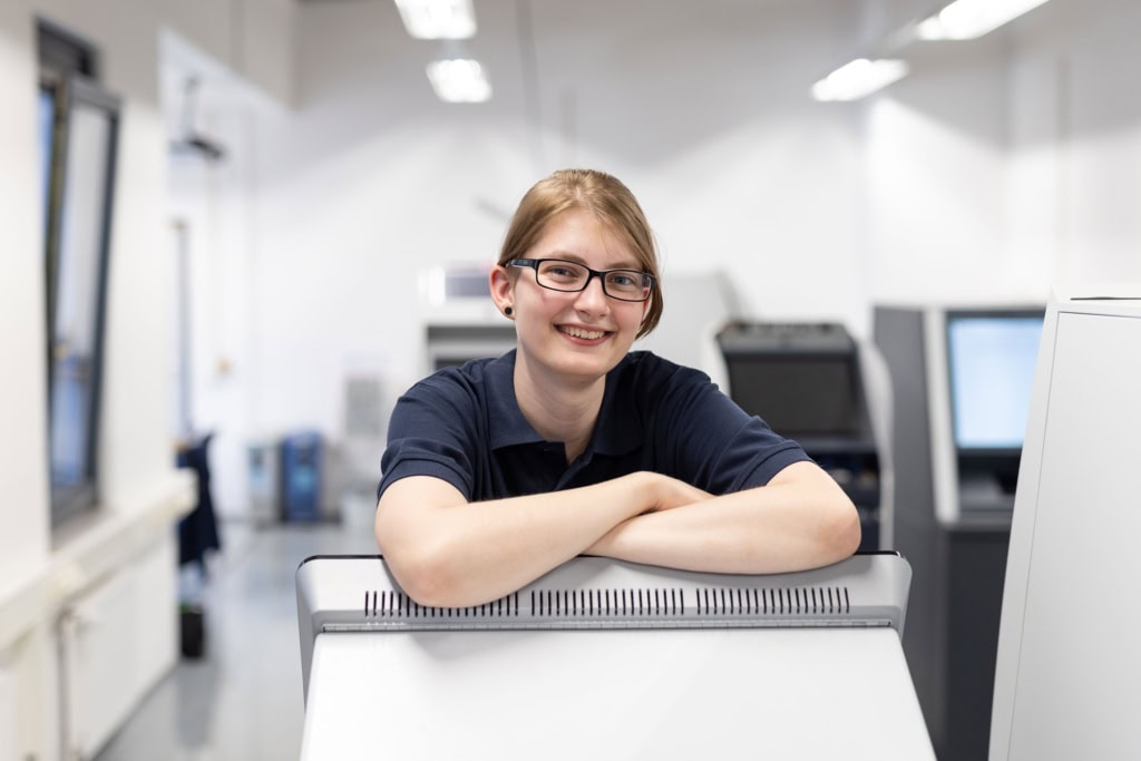 Service an verschiedenen Automaten, Maschinen, Ladesäulen: Techniker und Technikerinnen bei der Arbeit und Close-Ups der Geräte. Arbeitsproben aus dem Bereich Corporate- und Employer Branding Fotografie.