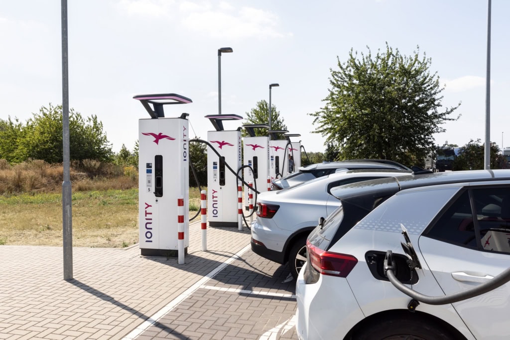 Service an verschiedenen Automaten, Maschinen, Ladesäulen: Techniker und Technikerinnen bei der Arbeit und Close-Ups der Geräte. Arbeitsproben aus dem Bereich Corporate- und Employer Branding Fotografie.