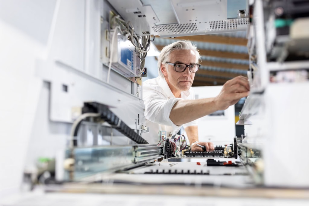 Service an verschiedenen Automaten, Maschinen, Ladesäulen: Techniker und bei der Arbeit und Close-Ups der Geräte. Arbeitsproben aus dem Bereich Corporate- und Employer Branding Fotografie.