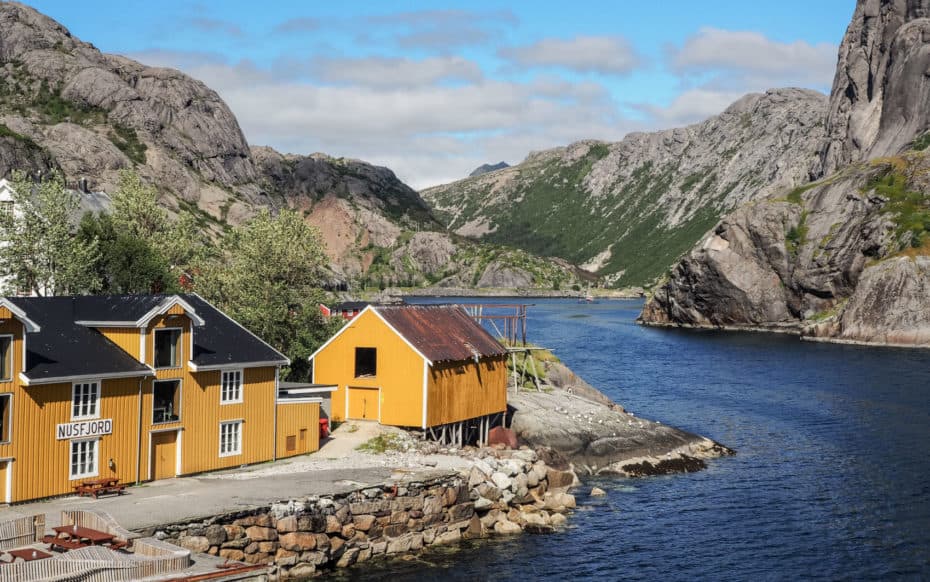 Nusfjord, son fjord et son quai dans les Lofoten