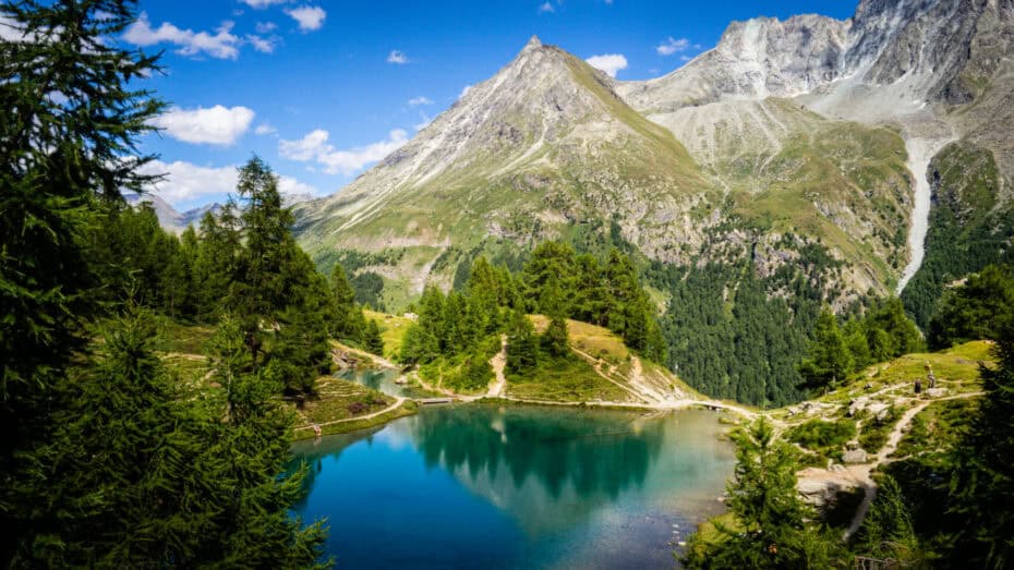 Lac bleu sur le trek Chamonix Zermatt