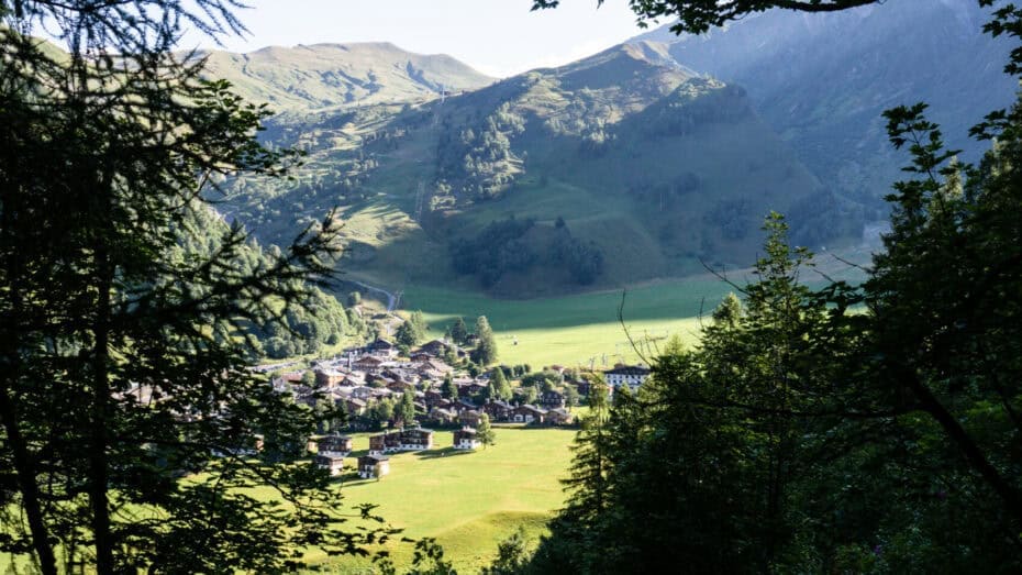 Le Tour village sur la haute route des Alpes