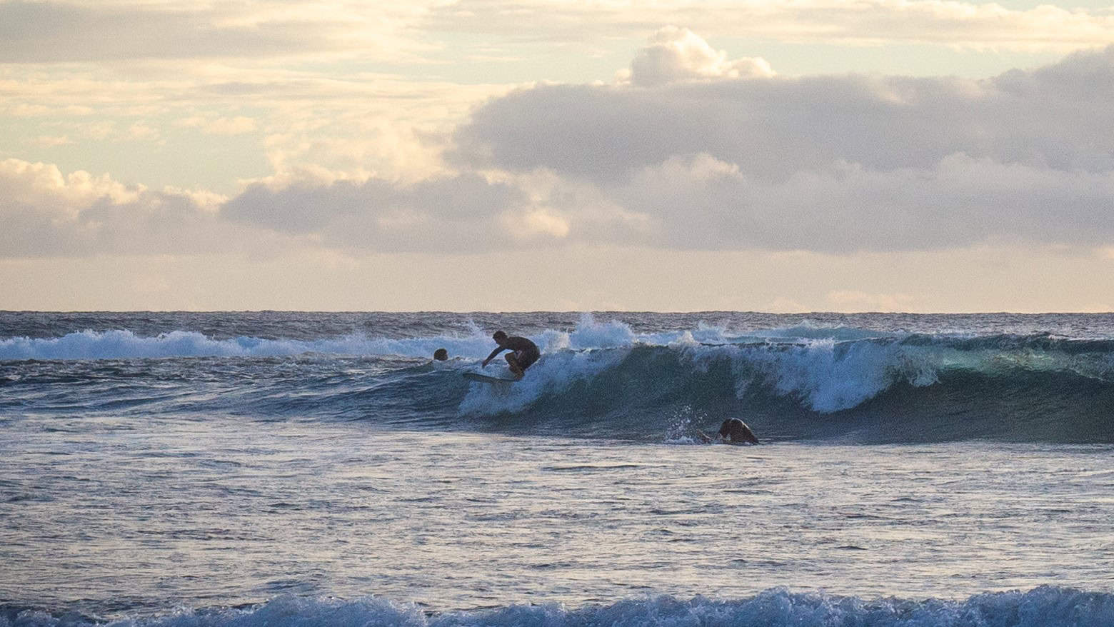 plage étang salé Réunion quelques surfeurs