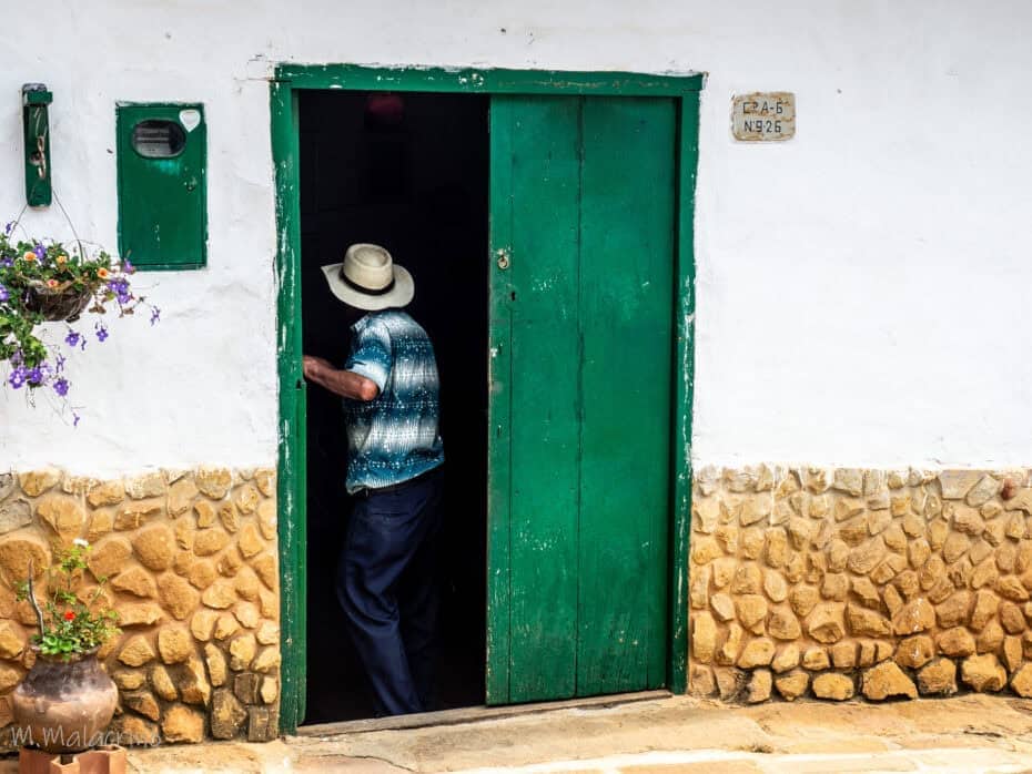 Hommes entrant dans une maison de Barichara en Colombie