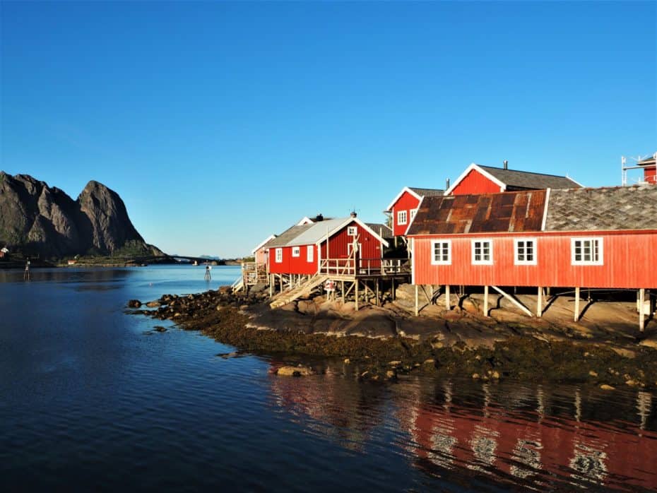 Å i Lofoten et ses rorbuer peints en rouge