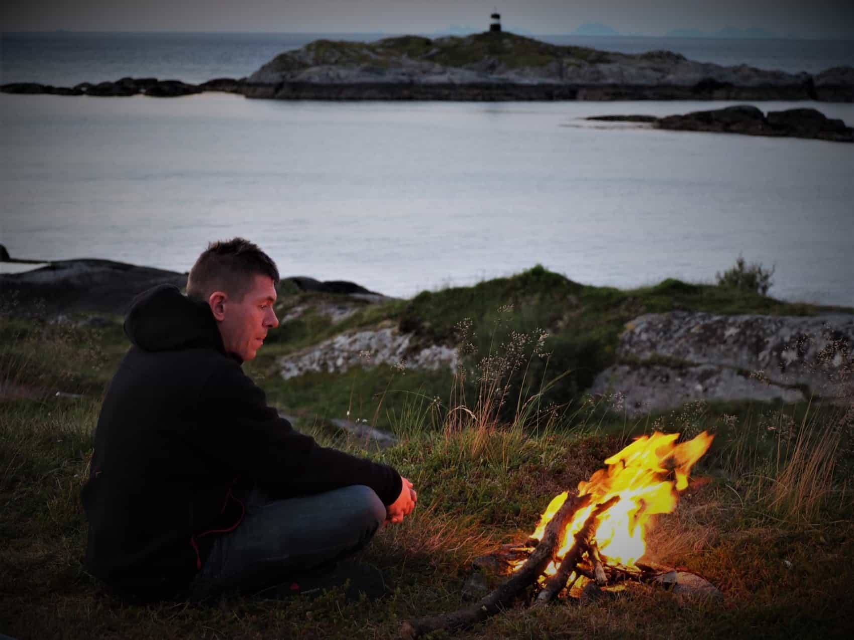 Itinéraire Lofoten feu de camp, plage des Lofoten, bivouac lors d'un voyage aux Lofoten