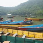 barques colorées sur le lac Phewa à Pokhara