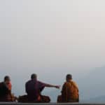Moines regardant le lever du soleil sur l'Himalaya